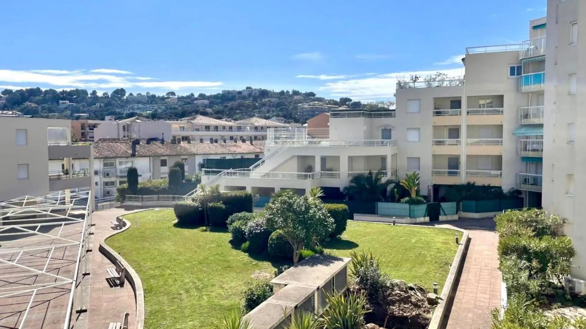 Apartment With Terrace In Cavalaire-Sur-Mer